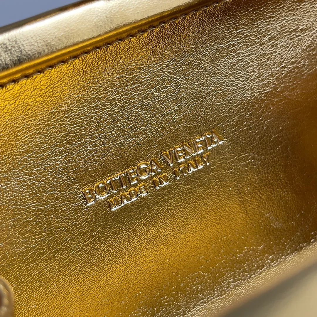Batch 1860 BV Knot | The classic return of the evening bag. Original leather ➕ Stainless steel hardware ➕ 24k real gold plating ➕ Fully handmade. Those who know the history of our brand should have heard that the knot is a story of Bottega Veneta, and it is also one of the more important design elements. Matthieu Blazy's work this season sublimates Knot's classics, with a new knot design and a woven shoulder strap, plus Fouland Intreccio's weaving technology, adding some fashion to the retro and nostalgic feel of the past. Style number: 717622 Size: 20.5*6*12.5